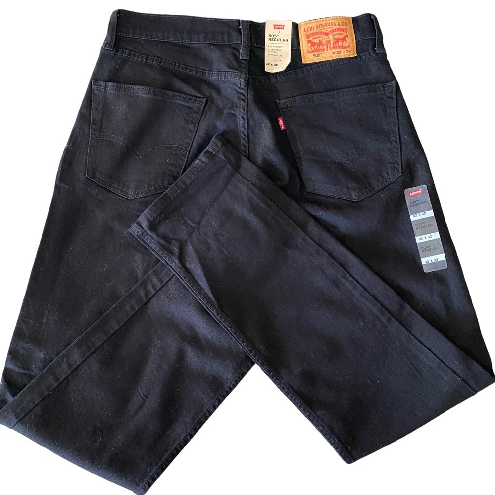 Black Men’s 32 x 32 505 Jeans. Straight leg. NWT. Black button and rivits.